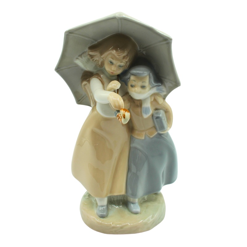 Zaphir by Lladr Figurine: 656 It's Raining
